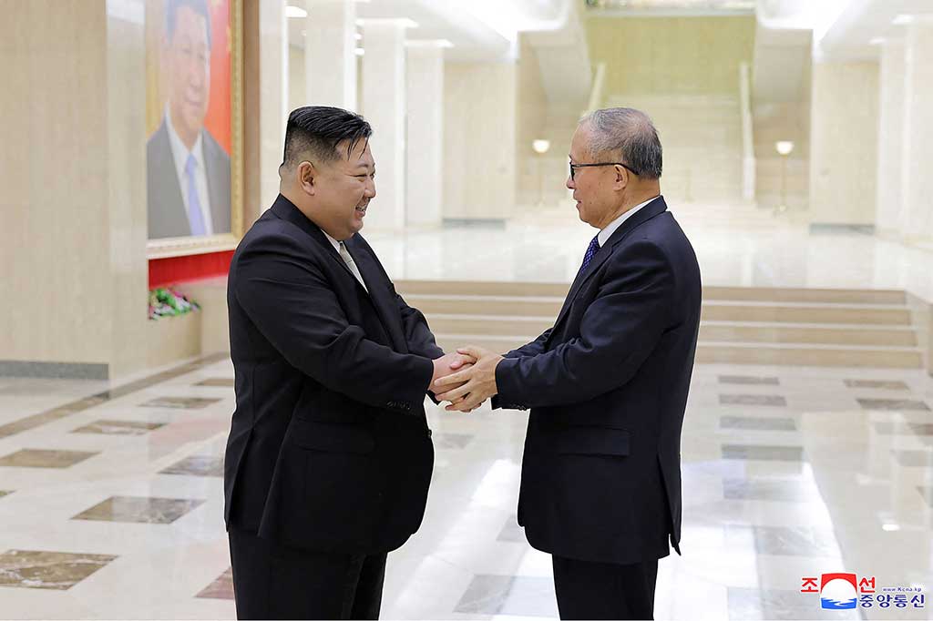 Pemimpin Korea Utara (Korut) Kim Jong-un bertemu dengan delegasi Tiongkok, sehari setelah merayakan 70 tahun gencatan senjata Perang Korea, Jumat, 28 Juli 2023.