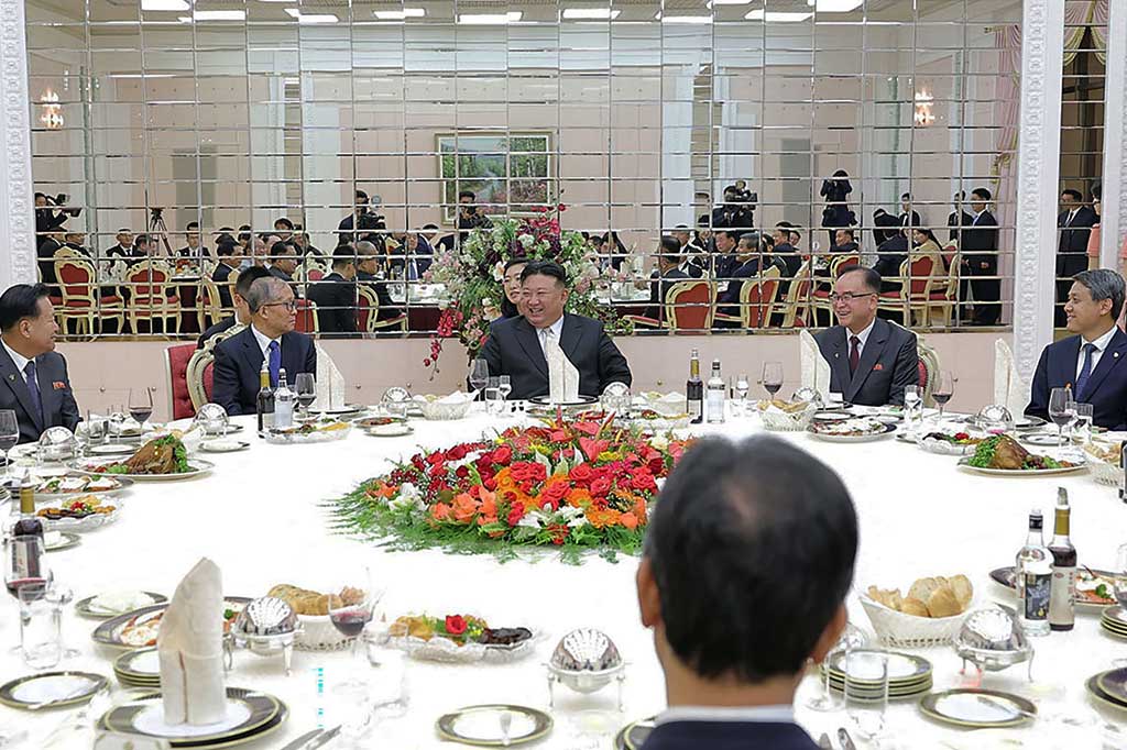 Kim juga menyuarakan apresiasinya kepada Xi Jinping karena telah mengirimkan delegasi dan surat pribadi, memuji bahwa Tiongkok akan mencapai impian kemakmuran besar di bawah kepemimpinan Xi, tambah laporan itu. Namun, isi surat itu tidak disebutkan.