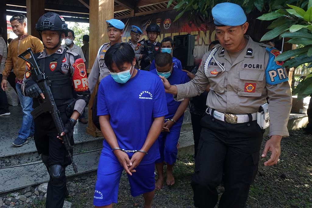 Menurutnya, para tersangka disangkakan melanggar Undang-Undang (UU) Nomor 3 Tahun 2021 tentang Perubahan atas Undang-Undang (UU) Nomor 4 Tahun 2009 tentang Pertambangan Mineral dan Batubara, pasal 158 penambangan tanpa izin dipidana penjara paling lama 5 tahun dan denda paling banyak Rp100 miliar.