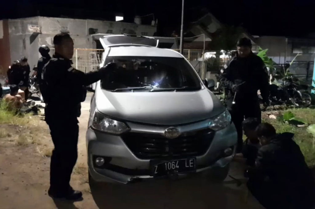 Kepala Seksi Humas Polres Tasikmalaya Kota Ipda Jajang Kurniawan membenarkan adanya dua remaja berstatus pelajar SMK yang diamankan oleh Tim Maung Galunggung karena melakukan pelemparan batu ke mobil patroli Satuan Reserse Narkoba.