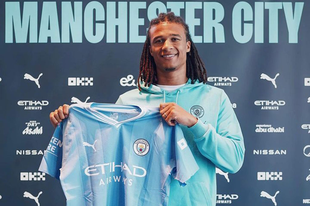 Ake didatangkan City dari AFC Bournemouth pada Agustus 2020 dan sejak itu bek asal Belanda tersebut tampil 81 kali di semua ajang, mencetak tujuh gol, dan memenangi enam trofi yaitu Liga Inggris (2020/2021, 2021/2022, 2022/2023), Liga Champions (2022/2023), FA Cup 2022/2023, dan Piala Liga 2020/2021.