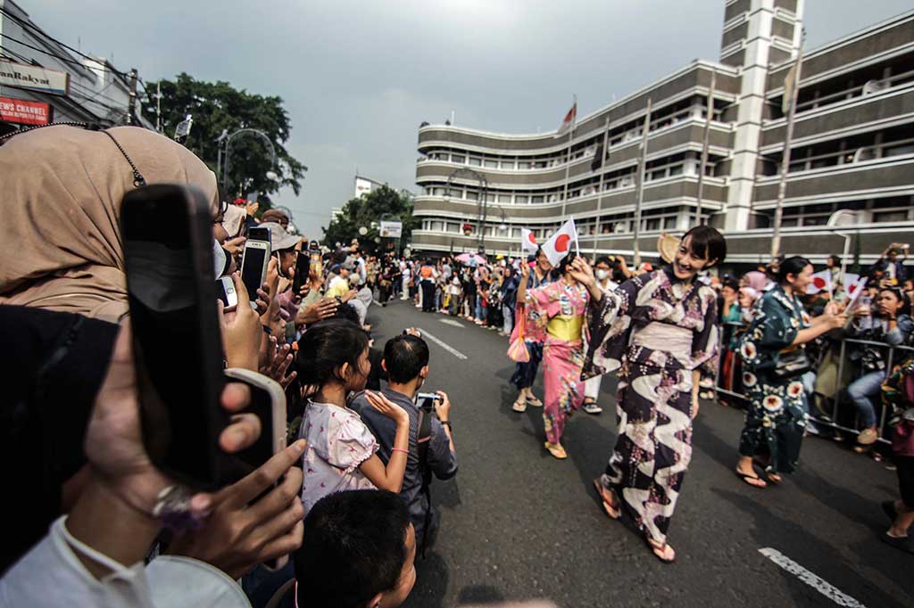Untuk pertama kalinya sejak 2019, Asian African Festival digelar secara luring. Dengan mengusung tema 'Universe of Creative Culture', festival ini menampilkan parade budaya nasional dan mancanegara, juga menampilkan aneka kesenian, khususnya dari Kota Bandung.