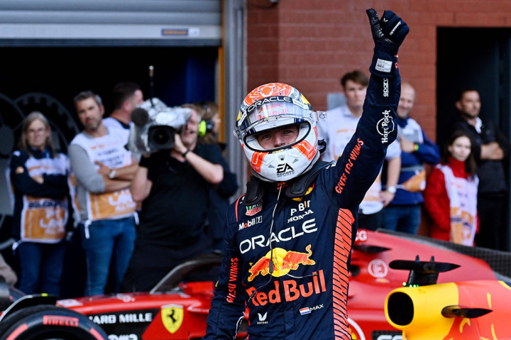 Balapan Sprint yang digelar di Sirkuit Spa-Francorchamps sempat ditunda selama kurang lebih 20 hingga 40 menit karena diguyur hujan deras. Sesi Sprint kemudian dimulai dengan kondisi trek basah-kering, bersama Verstappen yang memimpin karena sebelumnya meraih pole di sesi shootout atau kualifikasi.