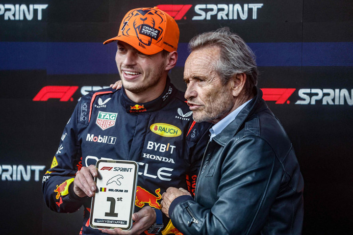 Balapan kembali berlangsung sengit, mengingat Piastri juga merupakan pembalap terdekat yang berada di belakang sang pembalap Belanda di sesi kualifikasi. Piastri bahkan hanya terpaut 0,011 detik saja dari Verstappen di babak shootout tersebut, dan posisi 1-2 mereka berlangsung ketat dan bergantian dari awal hingga akhir di sesi Sprint. Rookie asal Australia itu juga sempat menyalip Verstappen beberapa kali hingga akhirnya posisi terdepan berhasil diklaim oleh sang pembalap Red Bull.