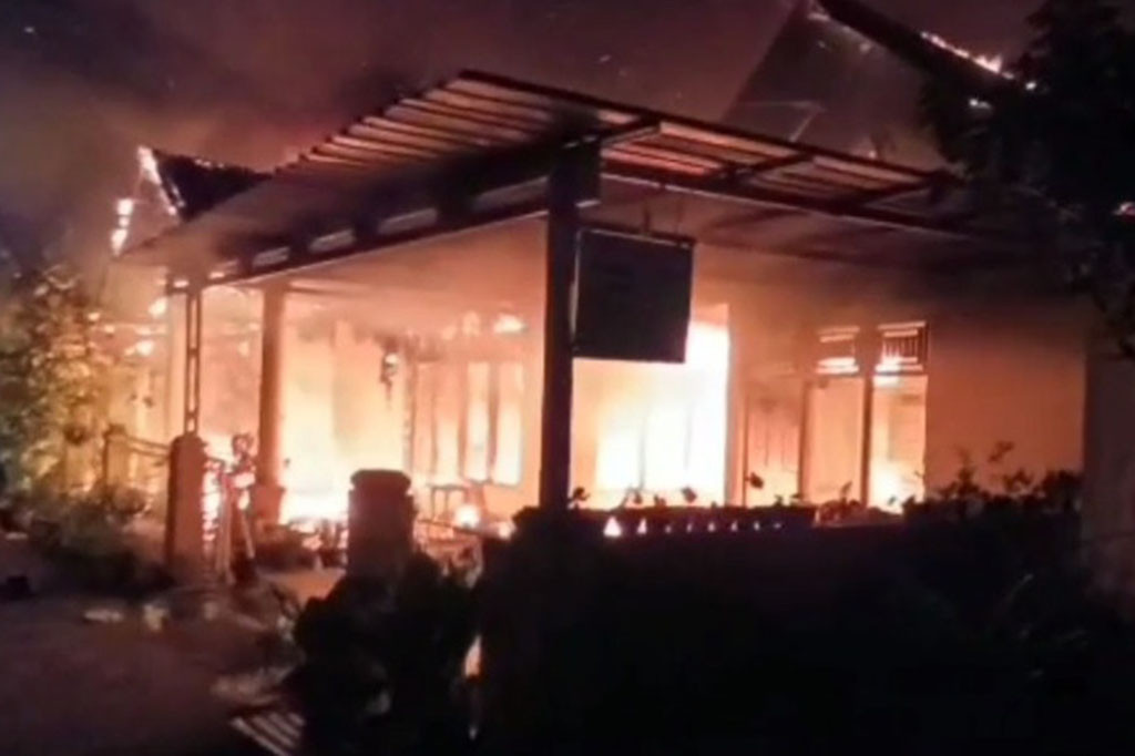 Dua unit rumah warga di kawasan Cangkeh, Kecamatan Lubuk Begalung, Kota Padang, Sumatera Barat, pada Minggu, 30 Juli 2023 dini hari, ludes terbakar. Tidak ada korban jiwa dalam peristiwa tersebut, namun kerugian ditaksir mencapai Rp1 Miliar.