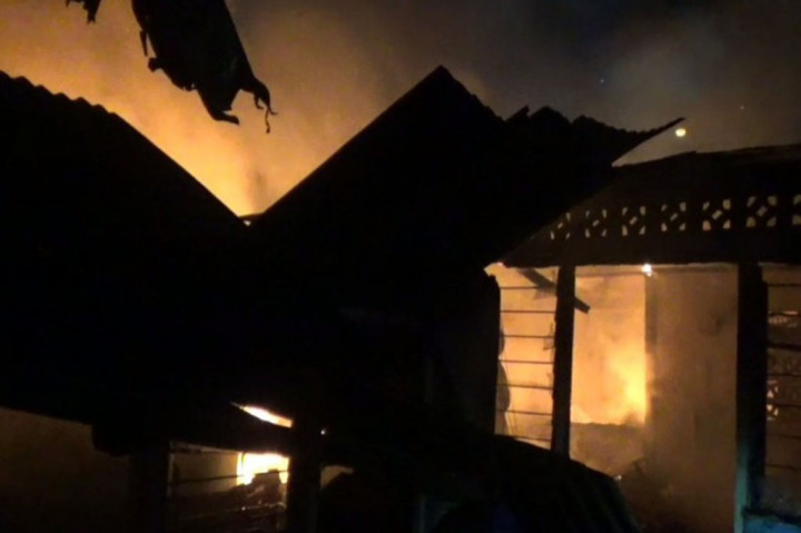 Sampai di lokasi, Personel pemadam dengan cepat berupaya memadamkan kobaran api sebelum menyambar bangunan lainnya. Api dapat dipadamkan petugas lebih kurang selama 15 menit kemudian.