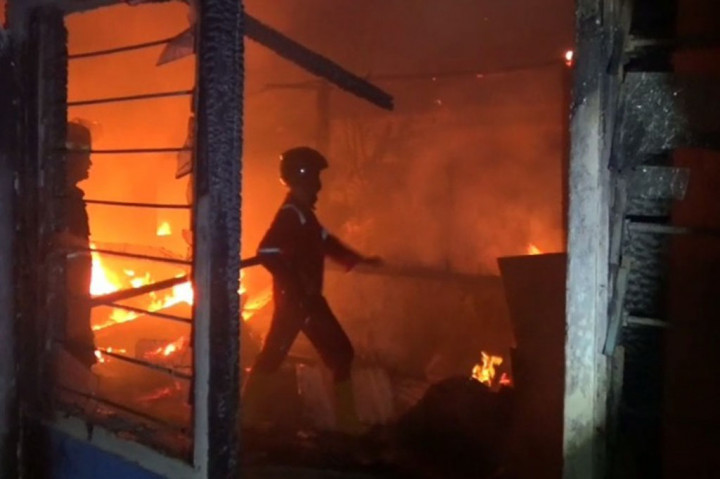 Tidak ditemukan kendala untuk proses pemadaman, namun pihak damkar menyerahkan kepada pihak kepolisian untuk melakukan penyelidikan lebih lanjut untuk mencari penyebab kebakaran tersebut.