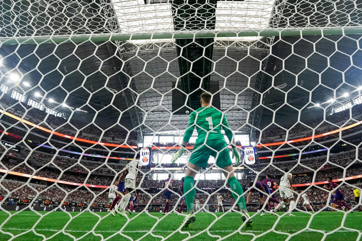 Stadion AT&T yang penuh sesak, kandang NFL'S Dallas Cowboys, menyaksikan pertandingan yang memiliki semua semangat dan komitmen derby nyata meskipun merupakan pemanasan pramusim.