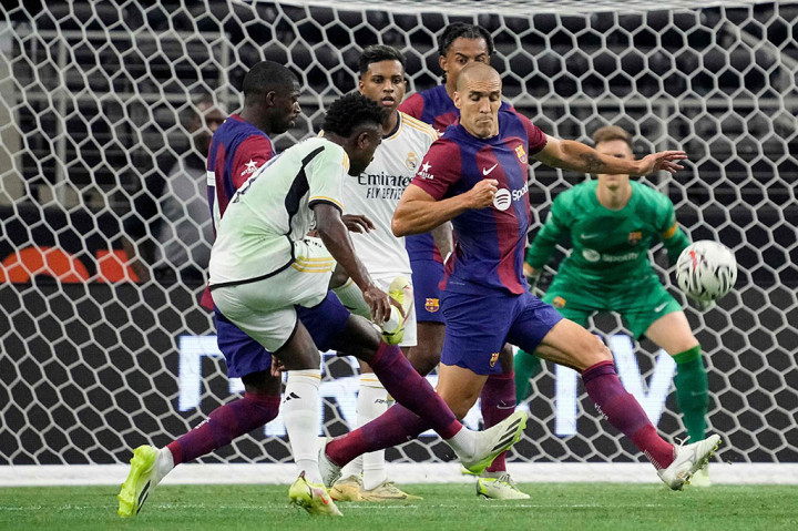 Barcelona mengalahkan Real Madrid 3-0 dalam pertandingan persahabatan yang sengit pada hari Sabtu, 29 Juli 2023 dengan gol cepat dari Ousmane Dembele dan gol telat dari Fermin Lopez dan Ferran Torres.