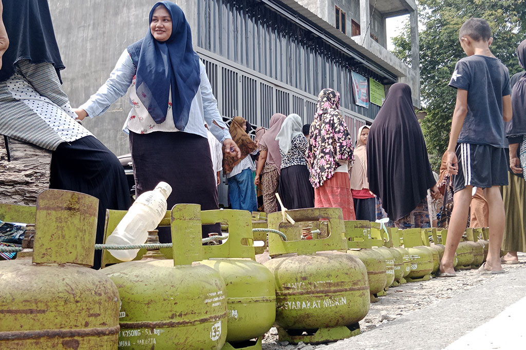 Itu terlihat dari keberadaannya, selain sulit di cari atau misterius juga terjadi lonjakan harga luar biasa. Bahkan gas tabung melon itu di jual sangat mahal yaitu kalau dikalikan hampir sama dengan gas elpiji non subsidi.