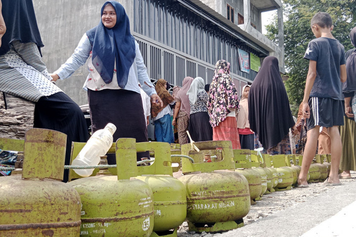 Itu terlihat dari keberadaannya, selain sulit di cari atau misterius juga terjadi lonjakan harga luar biasa. Bahkan gas tabung melon itu di jual sangat mahal yaitu kalau dikalikan hampir sama dengan gas elpiji non subsidi.
