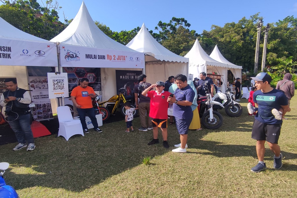 Kementerian Energi dan Sumber Daya Mineral (ESDM) mulai melakukan sosialisasi program konversi sepeda motor listrik, dengan menyasar 10 kota, yaitu Denpasar, Surabaya, Yogyakarta, Semarang, Bandung, Medan, Mataram, Kupang, Balikpapan, dan Makassar.