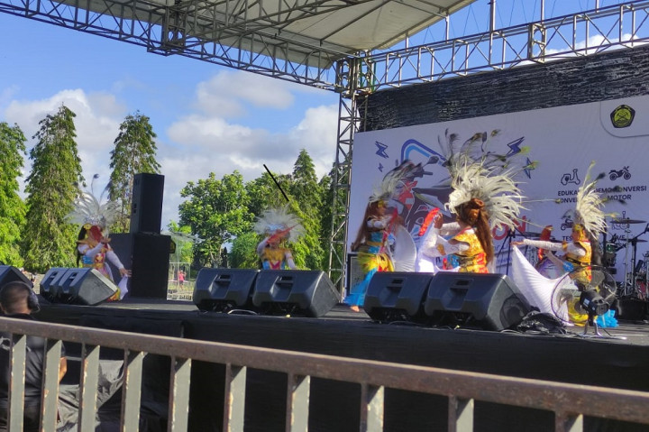 Dalam sosialisasi yang diadakan di Lapangan Niti Mandala Renon, Kementerian ESDM turut mengundang komunitas yang bergerak di bidang konversi sepeda motor listrik, sehingga mereka langsung dapat berinteraksi dengan masyarakat bahkan mengizinkan pengunjung merasakan langsung mengendarai kendaraan dengan komponen utama baterai itu.