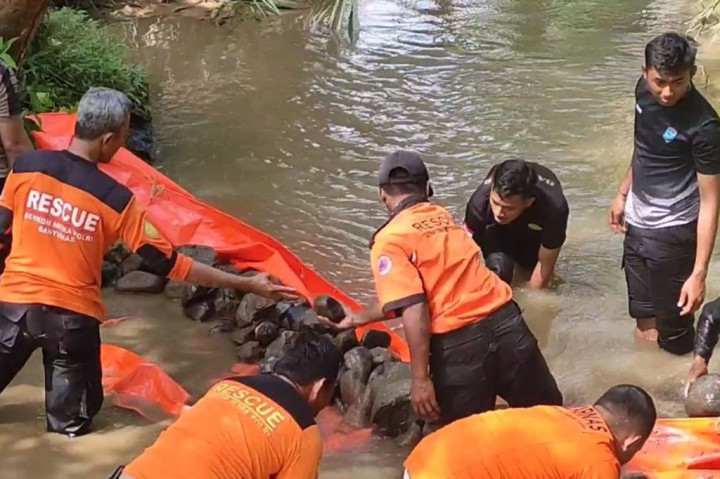 Cara ini dilakukan dengan maksud agar debit air Sungai Tajur berkurang, dan bisa mengurangi rembesan air yang masuk kelubang tambang Bogor dan lubang Dondong. Dengan demikian proses evakuasi dan asesmen di lubang lokasi terjebaknya 8 orang penambang ini bisa segera dilakukan.