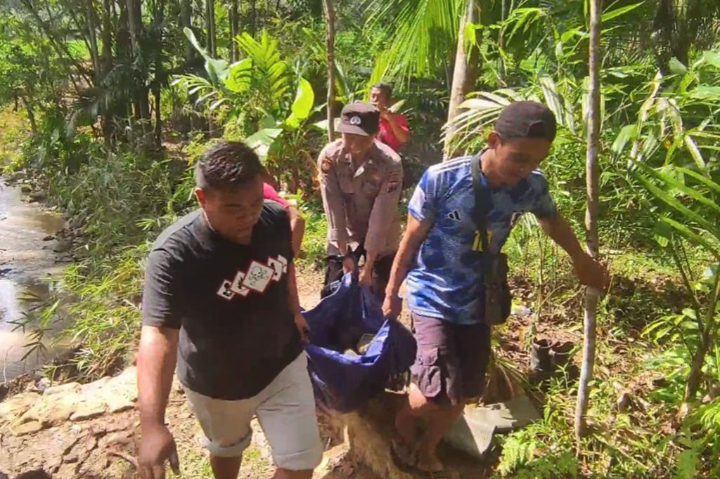 Guna mengurangi debit air di sungai tajur lokasi 8 penambang yang terjebak di lubang tambang, tim SAR gabungan melakukan pembendungan di hulu sungai. Air kemudian dialihkan ke aliran sungai Datar, yang diharapkan pengurangan debit air di area lubang bisa segera surut.