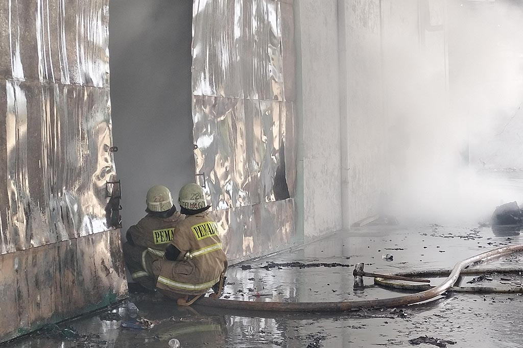 Pantauan dari lokasi asap tebal berwarna hitam melambung tinggi dari kebakaran yang merambat hingga ke pabrik. Hingga pukul 12.00 WIB, petugas Gulkarmat Jakarta Utara terus berjibaku melakukan pemadaman.