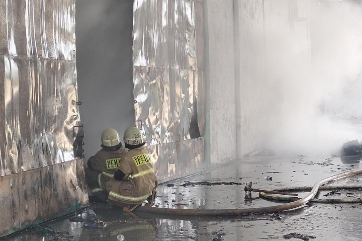 Pantauan dari lokasi asap tebal berwarna hitam melambung tinggi dari kebakaran yang merambat hingga ke pabrik. Hingga pukul 12.00 WIB, petugas Gulkarmat Jakarta Utara terus berjibaku melakukan pemadaman.