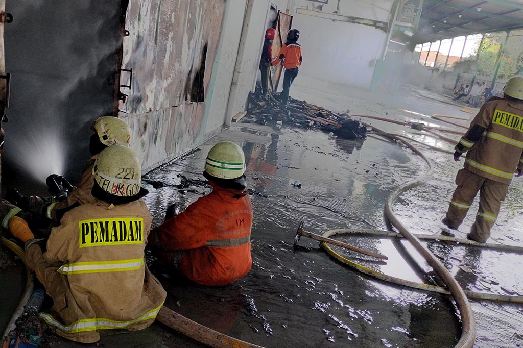 Akibat kebakaran tersebut warga berbondong-bondong menyelamatkan barang berharga lantaran hampir ratusan rumah di kawasan tersebut jadi korban kebakaran.