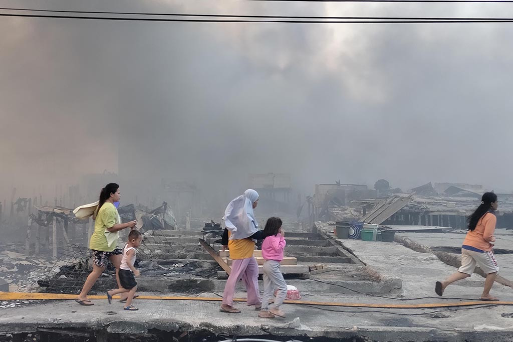 Salah satu warga yang menjadi korban, Rohana sangat kaget dengan insiden kebakaran tersebut. Atas insiden itu Rohana bersama keluarga tidak sempat menyelamatkan barang-barang berharga di dalam rumah.
