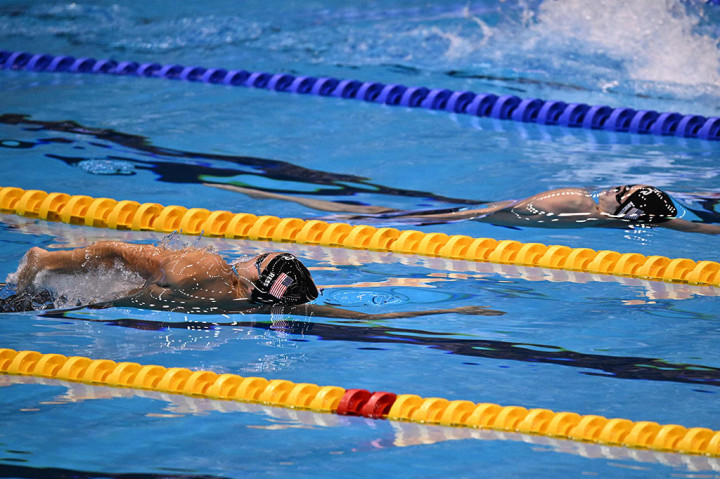 Armstrong menyentuh tembok pembatas dalam waktu 24,05 detik untuk mengalahkan rekan senegaranya Justin Ress pada waktu 24,24 dan pemain China Xu Jiayu pada waktu 24,50.