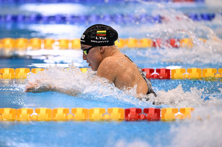 Ruta Meilutyte dari Lituania mencetak rekor dunia baru dalam gaya dada 50m putri saat ia mengklaim medali emas di kejuaraan dunia renang pada hari Minggu, 30 Juli 2023.
