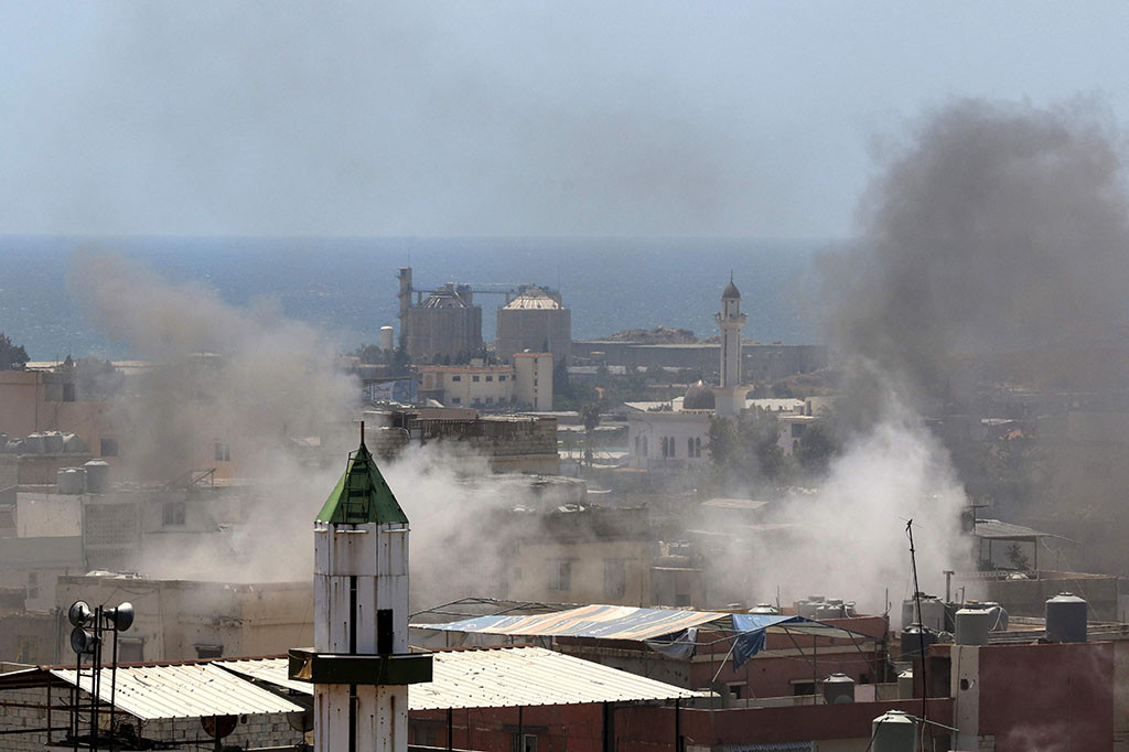 Seorang sumber Palestina di dalam kamp, yang berbicara tanpa menyebut nama, mengatakan seorang 'Islamis dari kelompok al-Shabab al-Muslim' juga tewas dan enam lainnya termasuk pemimpin kelompok itu terluka.