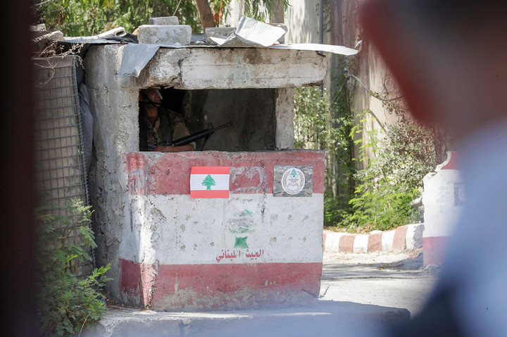 Pertempuran antara Fatah dan Islamis di kamp tersebut, yang meletus semalam, menewaskan seorang pemimpin militer Fatah dan empat rekannya, kata gerakan sekuler itu.