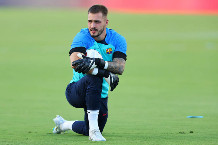 Paris Saint-Germain (PSG) resmi mendatangkan kiper asal Barcelona yaitu Arnau Tenas dengan kontrak tiga tahun sampai 2023.