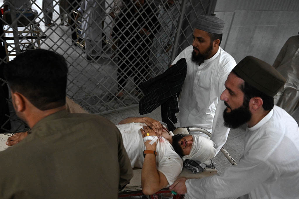 Media Pakistan mengatakan ada sekitar 400 orang di tenda pada saat ledakan, dan beberapa kru darurat sedang bekerja di tempat kejadian.