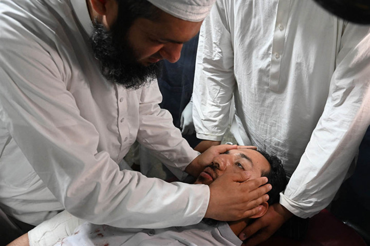 Ledakan itu menargetkan partai Jamiat Ulema-e-Islam-F (JUI-F) mitra koalisi pemerintah yang dipimpin oleh seorang ulama berpengaruh ketika ratusan pendukung berkumpul di bawah kanopi di kota Khar, dekat perbatasan Afghanistan. 