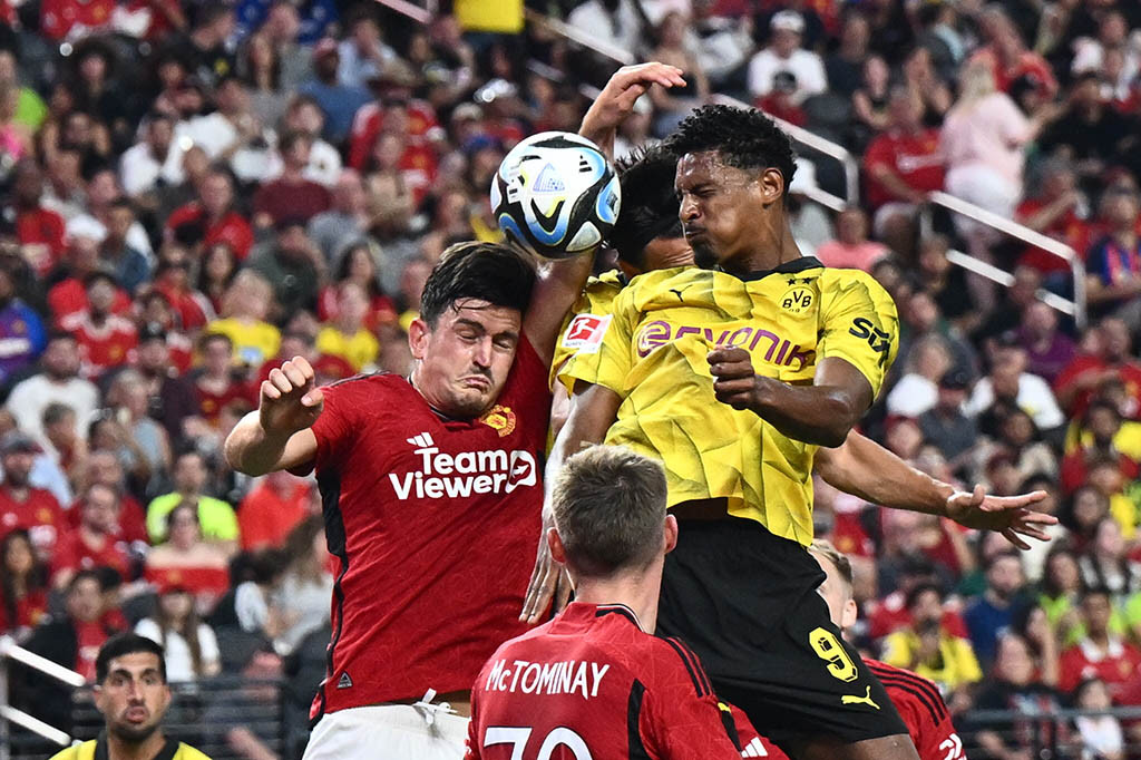 Tapi Dortmund membalikkan permainan di menit-menit akhir babak pertama, dengan dua gol dalam satu menit dari penyerang internasional Belanda Donyell Malen.