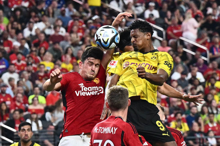 Tapi Dortmund membalikkan permainan di menit-menit akhir babak pertama, dengan dua gol dalam satu menit dari penyerang internasional Belanda Donyell Malen.