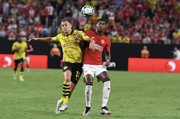 Borussia Dortmund menghukum kesalahan pertahanan Manchester United pada hari Minggu, 30 Juli 2023 ketika raksasa Liga Premier Inggris menyelesaikan tur Amerika Utara mereka dengan kekalahan 3-2 dari tim Bundesliga di Las Vegas.