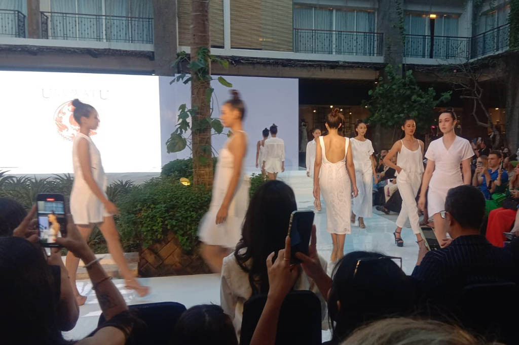 ?Puluhan model profesional berjalan dengan anggun di atas catwalk. Model itu memperagakan keindahan busana karya terbaik dari para desainer, dan brand ternama dari berbagai kota yang ada di Indonesia, dalam ajang Bali Fashion Parade (BFP) 2023. BFP ini menjadi salah satu pergelaran busana (fashion show) yang terbesar di Bali, yang digelar Yongki Model Management (YMM) di TS Suites Hotel, Seminyak, Kuta, Bali, Sabtu, 28 Juli 2023.