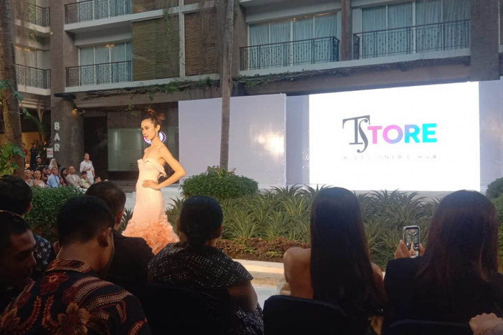 Puluhan desainer top dari berbagai daerah di Indonesia ikut berpartisipasi dalam ajang Bali Fashion Parade (BFP) tahun 2023 yang digelar di Seminyak Bali. Para desainer tersebut juga membawa model top yang memamerkan produknya. 