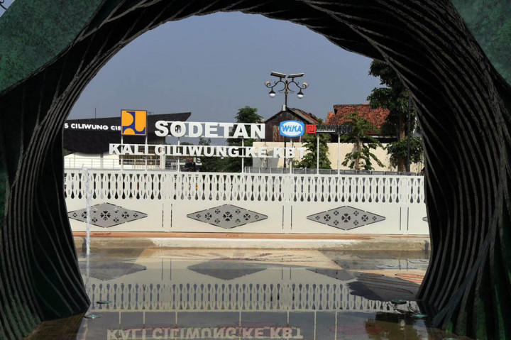 “Ada 12 sungai yang lain yang juga perlu ditangani secara baik. Ada Sungai Sunter, Sungai Cipinang, Sungai Baru Barat, Sungai Baru Timur, Sungai Mookervart, Sungai Pesanggrahan, dan lain-lainnya. Belum kita ngurusin yang namanya banjir rob yang naik ke daratan DKI Jakarta,” ungkap Presiden.