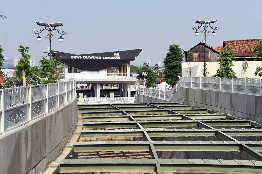 Presiden juga menjelaskan bahwa Sodetan Ciliwung yang telah dikerjakan selama hampir 11 tahun dan menghabiskan anggaran hingga Rp1,150 triliun tersebut baru dapat menyelesaikan masalah banjir di enam kelurahan atau sekitar 62 persen dari masalah banjir di Jakarta. Sisanya masih ada 38 persen masalah banjir di DKI Jakarta yang harus diselesaikan oleh Kementerian Pekerjaan Umum dan Perumahan Rakyat (PUPR) dan Pemprov DKI Jakarta secara bersama.