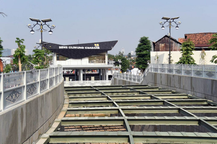 Presiden juga menjelaskan bahwa Sodetan Ciliwung yang telah dikerjakan selama hampir 11 tahun dan menghabiskan anggaran hingga Rp1,150 triliun tersebut baru dapat menyelesaikan masalah banjir di enam kelurahan atau sekitar 62 persen dari masalah banjir di Jakarta. Sisanya masih ada 38 persen masalah banjir di DKI Jakarta yang harus diselesaikan oleh Kementerian Pekerjaan Umum dan Perumahan Rakyat (PUPR) dan Pemprov DKI Jakarta secara bersama.