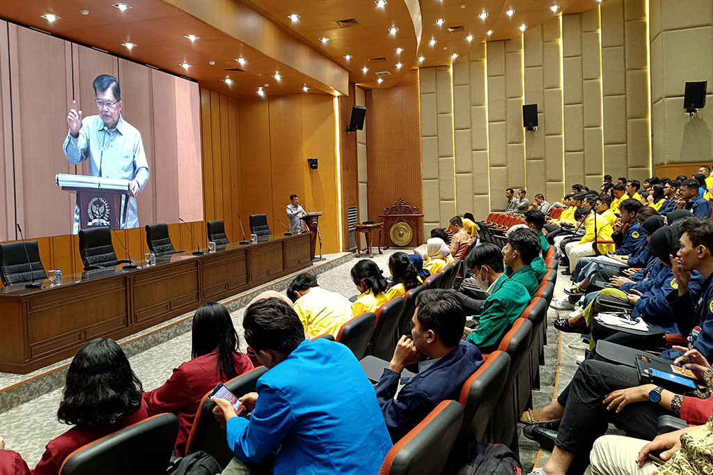 Wakil Presiden (Wapres) ke-10 dan ke-12 RI, Jusuf Kalla (JK), menyebut butuh ongkos bernilai fantastis untuk menjadi Ketua Umum Partai Golkar. Nilainya mencapai ratusan miliar rupiah.