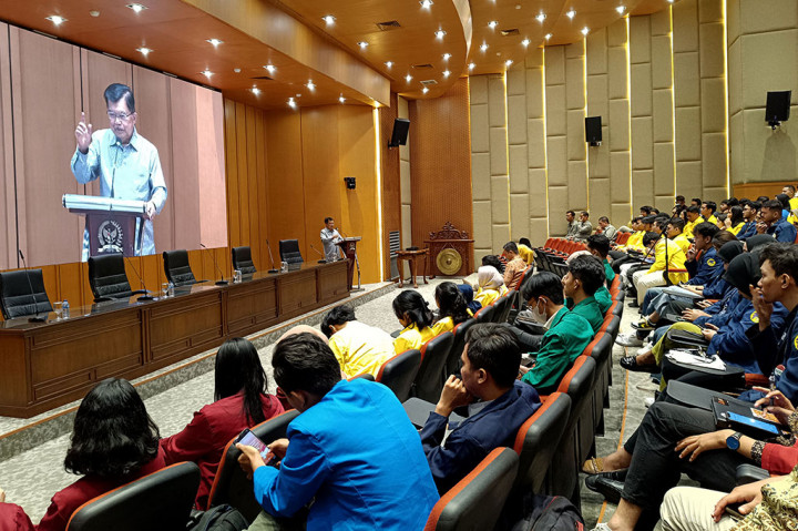 Wakil Presiden (Wapres) ke-10 dan ke-12 RI, Jusuf Kalla (JK), menyebut butuh ongkos bernilai fantastis untuk menjadi Ketua Umum Partai Golkar. Nilainya mencapai ratusan miliar rupiah.