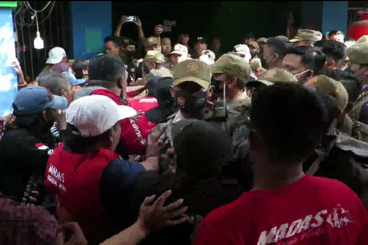 Namun upaya penertiban harus berbuntut bentrokan, karena ada oknum pedagang yang melempar petugas dengan balok kayu. Satpol PP yang terprovokasi lemparan itu, kemudian merangsek melawan pedagang. Akibat bentrokan tersebut, dua pedagang mengalami luka pada wajah. 