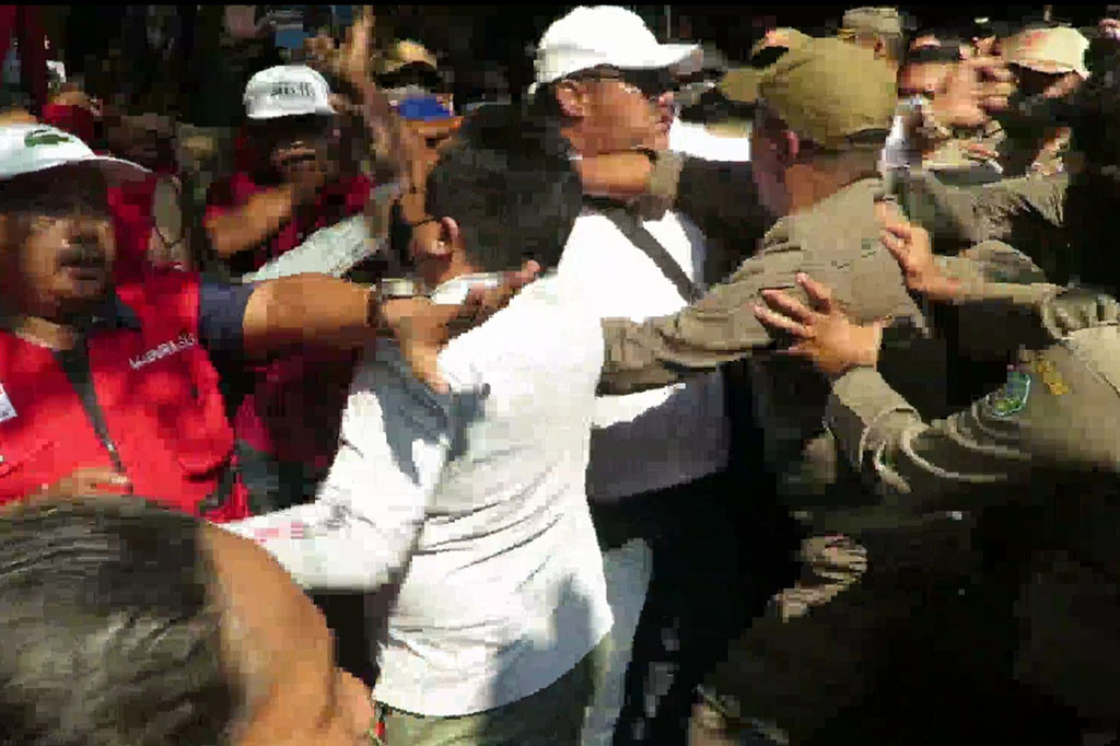 Bentrokan terjadi saat petugas Satpol PP berusaha menertibkan PKL yang biasa mangkal di depan Ruko Pasar Larangan. Ini adalah penertiban kedua kalinya, karena para PKL harus direlokasi ke sisi barat pasar. Namun para PKL menolak karena mereka sudah nyaman berjualan di situ. 