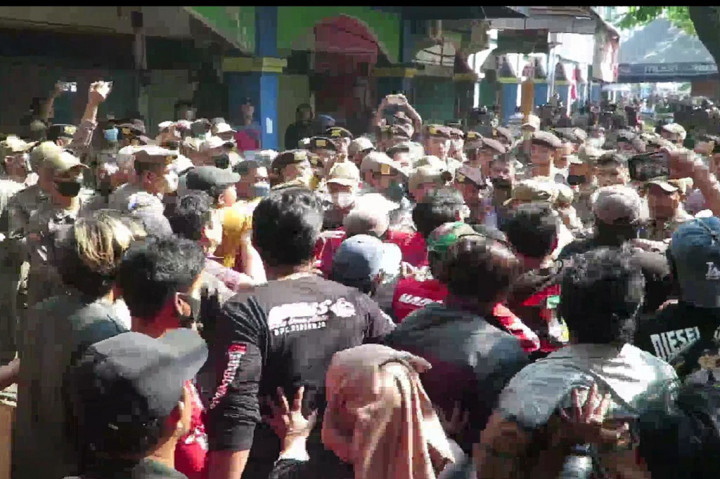 Dalam peristiwa juga ada dua orang yang diamankan dari kerumunan para pedagang. Kedua orang tersebut diduga memprovokasi, hingga mengakibatkan terjadinya bentrokan. 