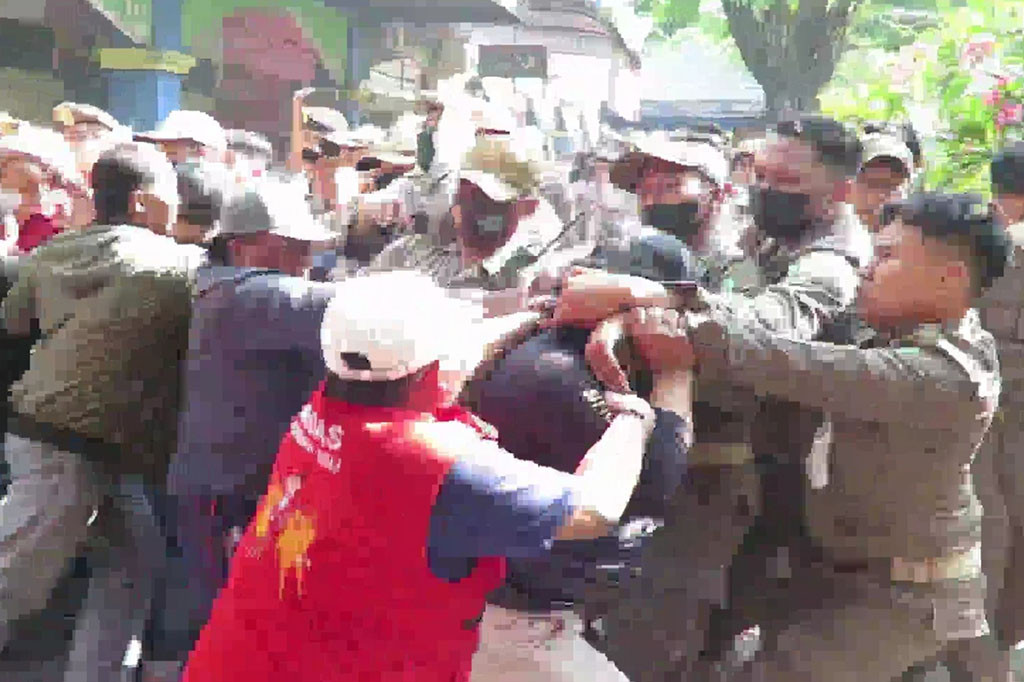 Para pedagang kaki lima (PKL) di Pasar Larangan Kabupaten Sidoarjo terlibat bentrok dengan petugas gabungan Satpol PP yang dibackup polisi dan TNI, Senin, 31 Juli 2023.