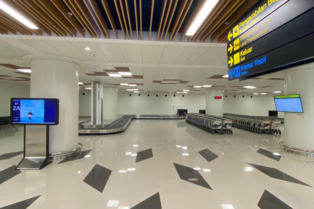 Di area kedatangan baru ini telah dilengkapi tiga conveyor belt bagasi. Selain itu akan ada penambahan layanan pendukung seperti tenant dan konter pemesanan transportasi darat.