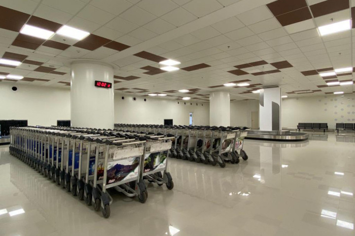 Sisyani menambahkan, pihaknya juga telah melengkapi marka dan petunjuk arah atau rambu sebagai panduan pengendara untuk menuju area terminal kedatangan sisi timur. Pada rambu tersebut bertuliskan area kedatangan 1A untuk sisi timur dan 1B untuk sisi barat.