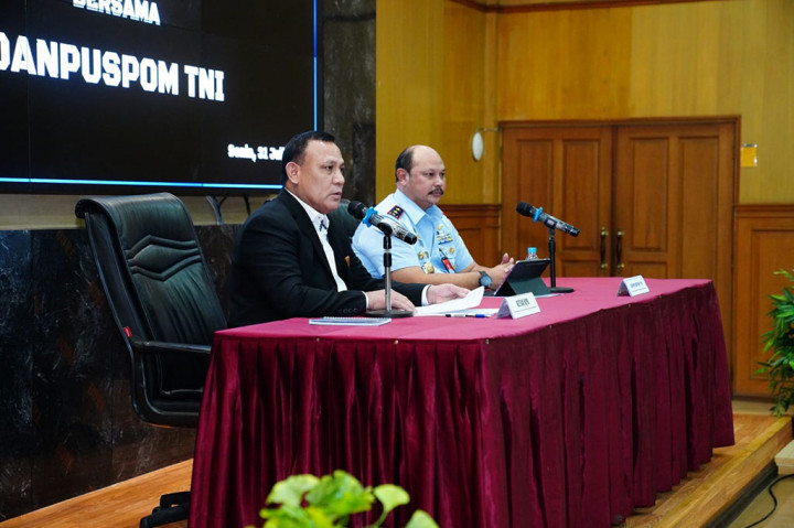 Ketua KPK Firli Bahuri menegaskan lembaganya fokus pada koordinasi dan supervisi penanganan kasus suap di Basarnas yang melibatkan dua prajurit TNI, yaitu Marsdya Henri Alfiandi (HA) dan Letkol Adm. Afri Budi Cahyanto (ABC). Hal itu dikatakan Firli Bahuri, saat jumpa pers di Mabes TNI, Jakarta, Senin, 31 Juli 2023, bersama Danpuspom TNI Marsekal Muda (Marsda) Agung Handoko.