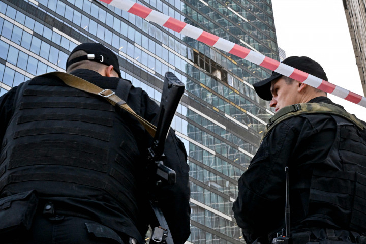 Polisi berjaga di sekitar gedung bertingkat di Moskow, Rusia yang menjadi sasaran serangan drone, Selasa, 1 Agustus 2023.