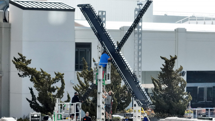 Para pekerja bersiap membongkar logo X besar di atap bekas markas besar Twitter di Market Street di San Francisco, Amerika Serikat, Senin, 31 Juli 2023 waktu setempat.