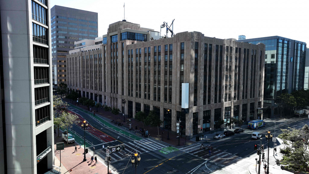 Sejumlah media melaporkan bahwa lambang raksasa X tidak memiliki izin, dan gedung itu harus memiliki izin guna memastikan lambang dipasang secara aman serta tidak merusak kesatuan struktur.